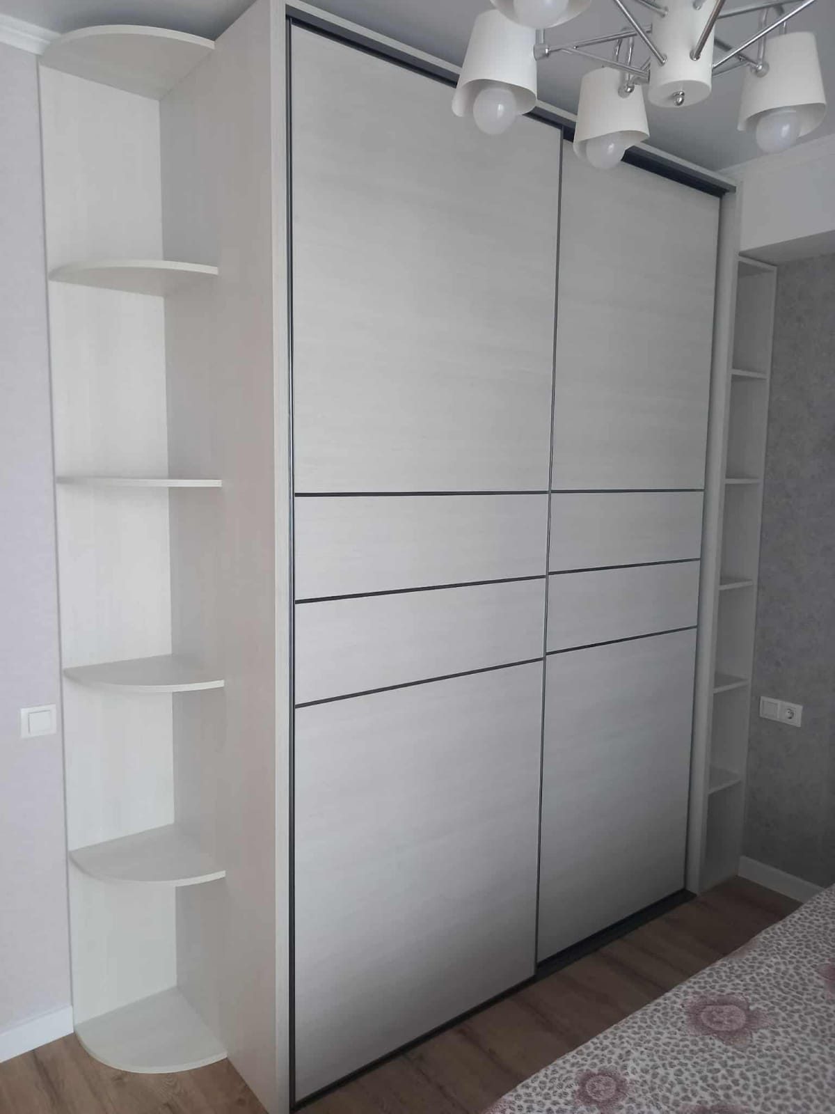 Fitted sliding wardrobe with corner shelving