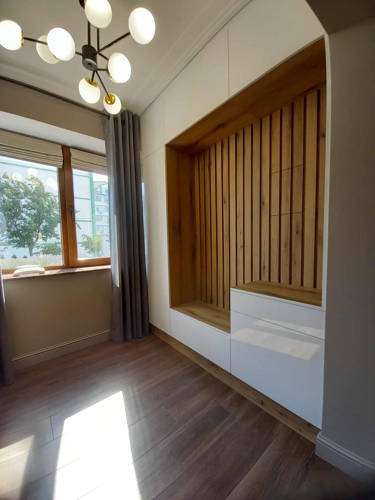 Window seat with slatted oak panelling