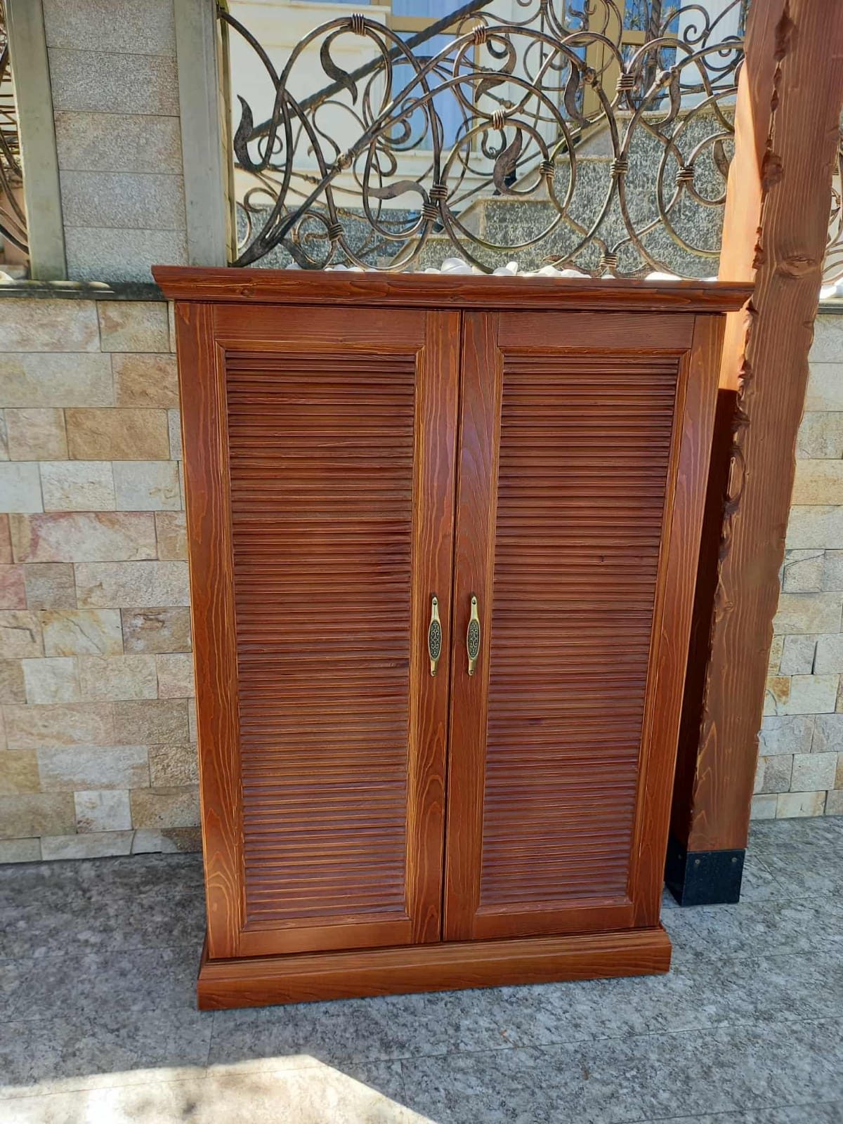 Louvred cabinet for an outdoor kitchen