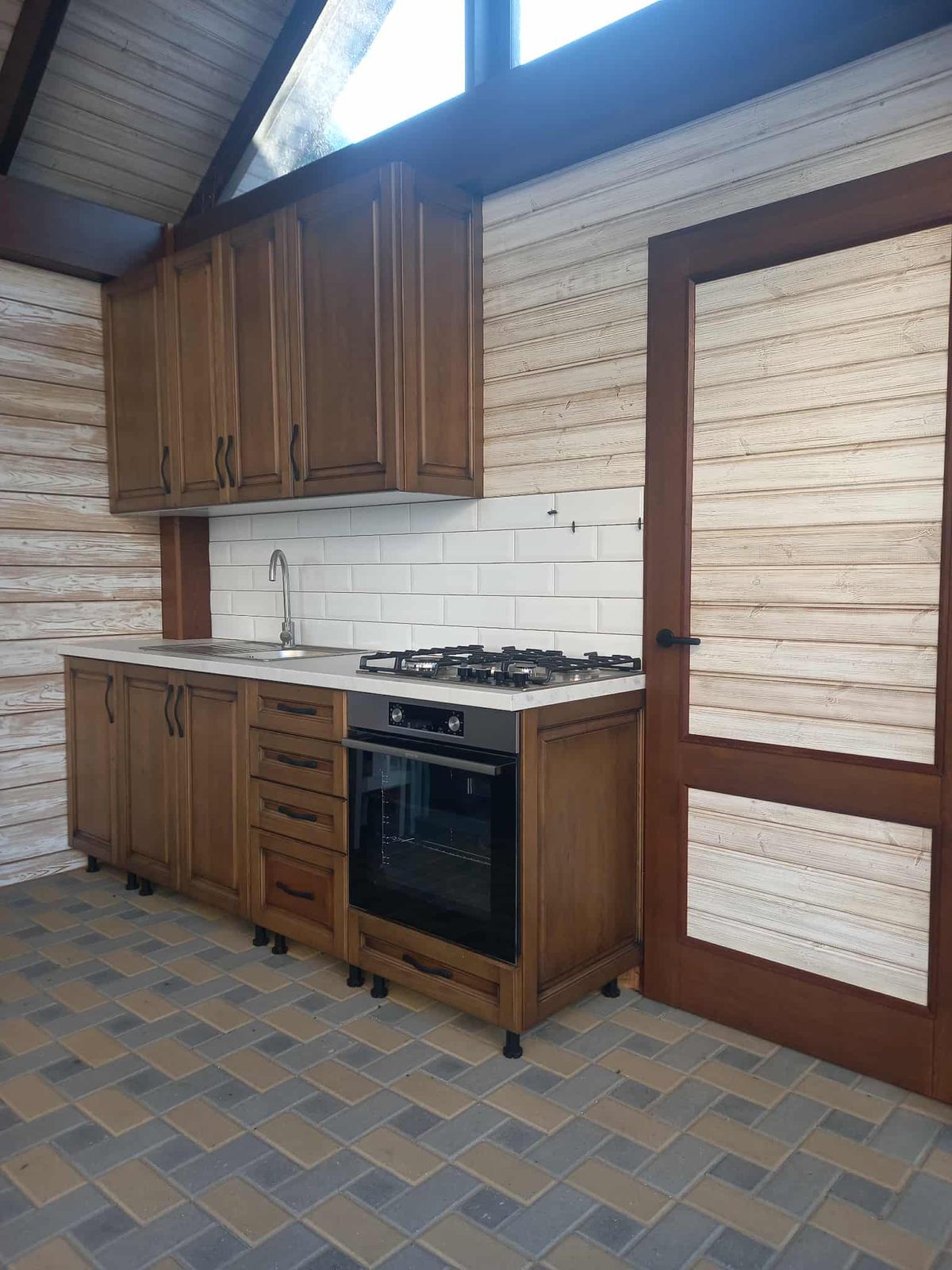 Oak kitchen with shaker doors
