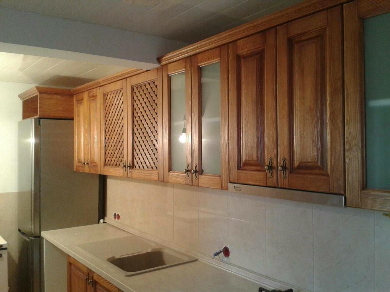 Oak kitchen with lattice wall units